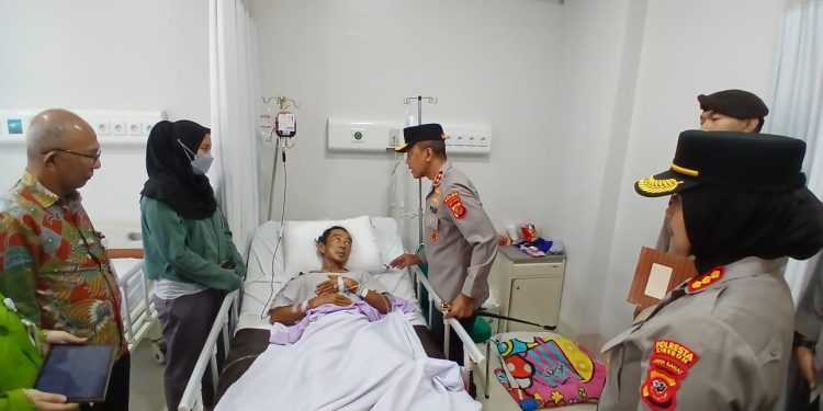 Kapolda Jabar Jenguk Korban Longsor Gunung Kuda di RS Mitra Plumbon
