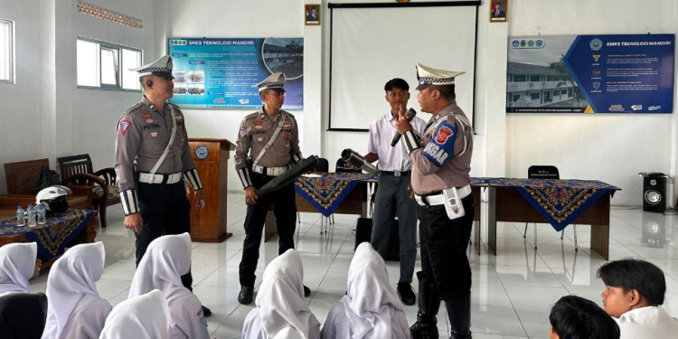 Polsek Kadungora Edukasi Siswa SMK Teknologi Mandiri tentang Tertib Berlalu Lintas dan Pencegahan Bullying