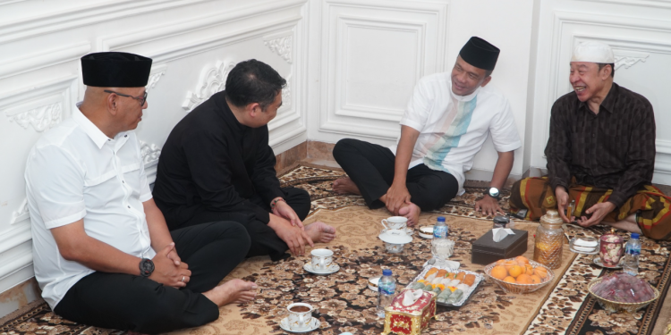 Kapolda Jabar Jalin Silaturahmi dengan Sesepuh Pondok Pesantren Buntet