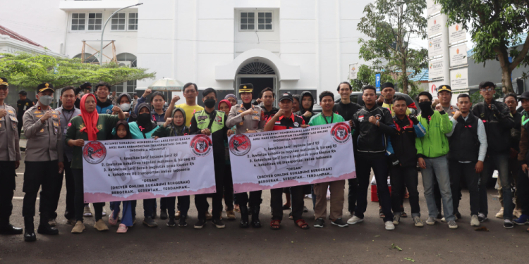 Kapolres Sukabumi Kota Gabung Bagikan Kopi, Aksi Simpatik Driver Online Ramaikan Jalan Veteran