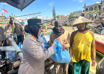 Polresta Cirebon Gelar Bakti Sosial “Polri Peduli” untuk Nelayan di Kecamatan Gebang