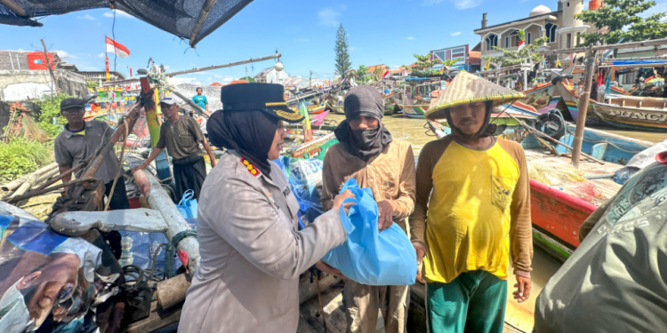 Polresta Cirebon Gelar Bakti Sosial “Polri Peduli” untuk Nelayan di Kecamatan Gebang
