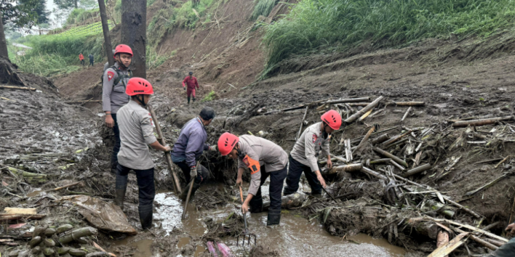 Tim Sar Sat Brimob Polda Jabar Bantu Pencarian Korban Banjir Bandang Di Lembang