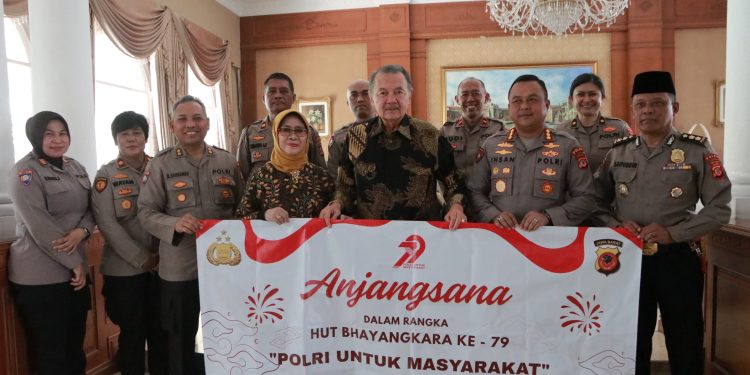 Polda Jabar Kunjungi Komjen Pol (Purn) Nana S. Permana dalam Rangka Hari Bhayangkara Ke 79