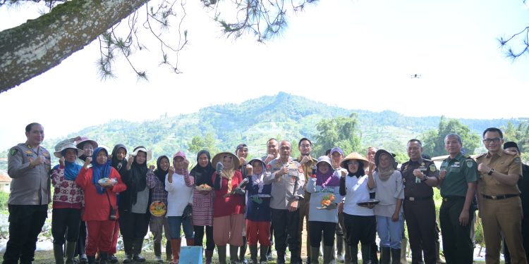 Polda Jabar Gelar Bakti Kesehatan di Cikole, Layani Lebih dari Seribu Warga dan Petani