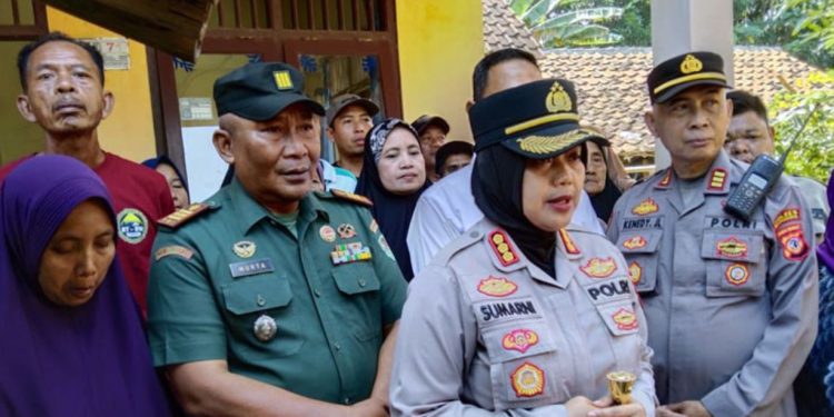 Kapolresta Cirebon Beri Bantuan kepada Keluarga Korban Longsor Gunung Kuda