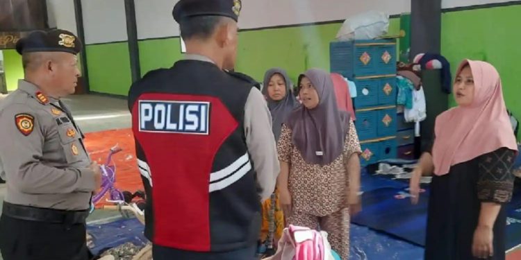 Polres Purwakarta Terjunkan Tim Trauma Healing untuk Korban Pergerakan Tanah di Sukatani