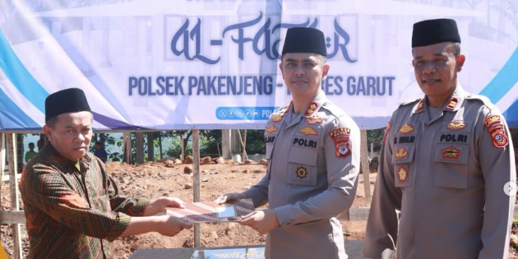 Sinergi Positif: Kapolres Garut Resmikan Peletakan Batu Pertama Pembangunan Masjid di Pakenjeng