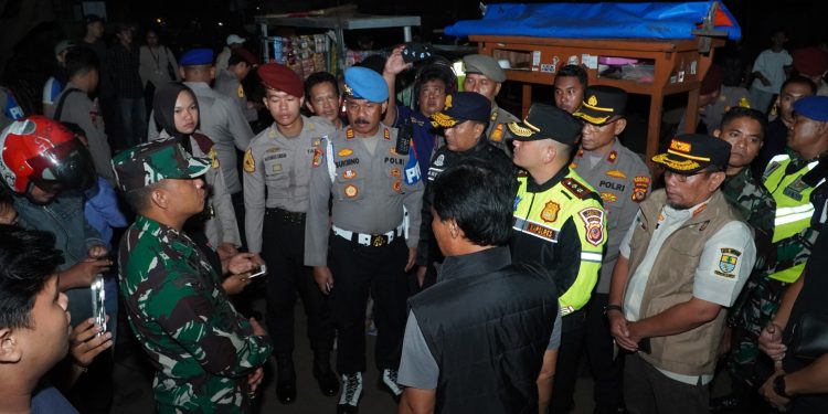 Polres Cirebon Kota dan TNI Gelar Razia Gabungan, Amankan Miras, Tembakau Sintetis, dan Atribut Geng