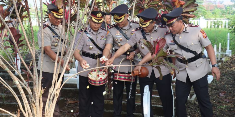 Polres Ciamis Ziarah dan Tabur Bunga di TMP Ciamis, Semarakkan Peringatan Hari Bhayangkara ke-79
