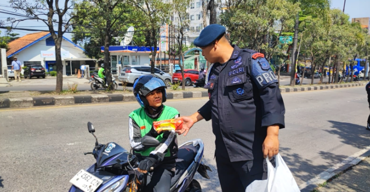 Satbrimob Polda Jabar Gelar Kegiatan Jumat Berkah, Bagikan Makanan Gratis untuk Masyarakat