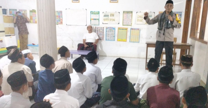 Kapolsek Pameungpeuk Berikan Pesan Kamtibmas kepada Santri Ponpes Sinarsari