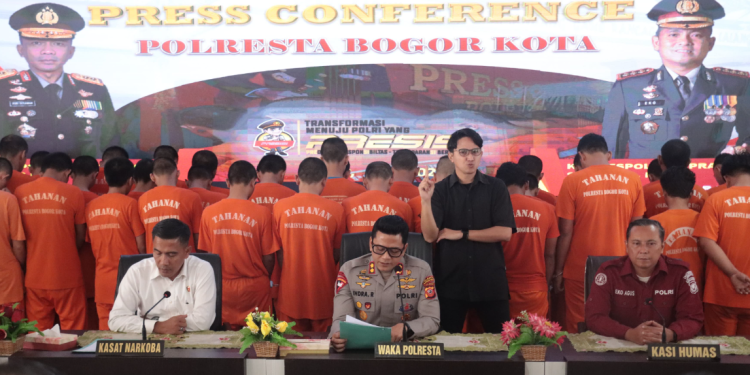 Polisi Bongkar Pabrik Miras Oplosan di Cilebut Timur, Lima Tersangka Dibekuk