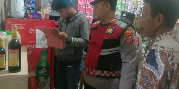 Polsek Juntinyuat Indramayu Amankan Puluhan Botol Miras dalam Patroli Rutin