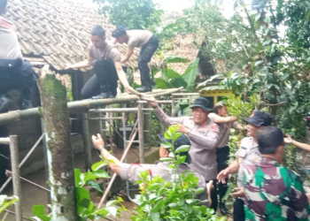 Polres Tasikmalaya Perbaiki Rumah Lansia dalam Rangka HUT Bhayangkara ke-79