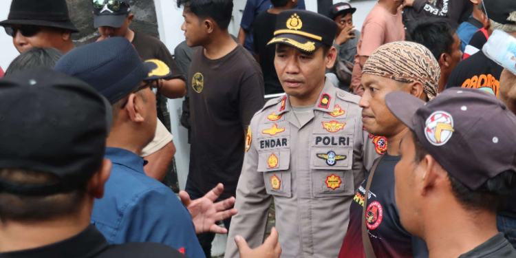 Polres Subang Kawal Aksi Unjuk Rasa Awak Angkutan Truk di Kantor Bupati Subang