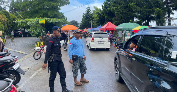 Brimob Polda Jabar Jaga Kamtibmas di CFD Cipanas, Bangun Kepercayaan Publik