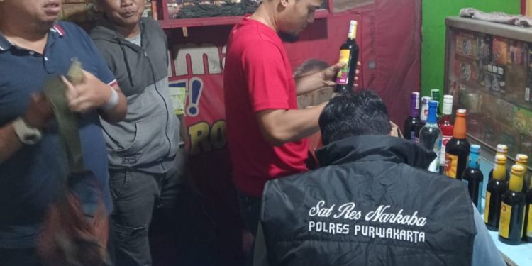 Polres Purwakarta Sita Ratusan Botol Miras Oplosan dalam Razia