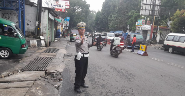 Unit Lantas Polsek Cidadap Polrestabes Bandung Lakukan Pengaturan Arus Lalu Lintas Pagi, Prioritaskan Keselamatan Pengguna Jalan