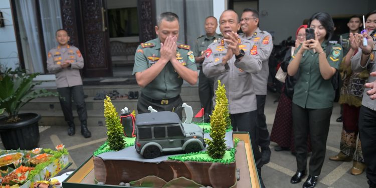 Sinergitas TNI-Polri: Kapolda Jabar Beri Kejutan Ulang Tahun Pangdam III/Siliwangi