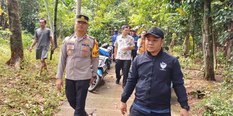 Kapolsek Parung Pimpin Peninjauan Lokasi Banjir dan Kerusakan di Desa Babakan, Bogor