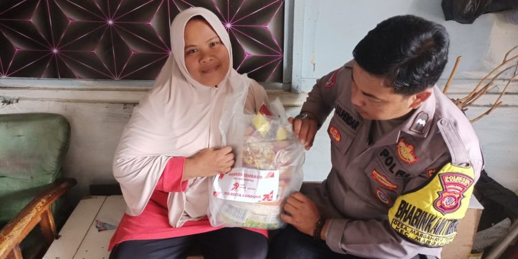 Bhabinkamtibmas Desa Margahayu Tengah Salurkan Bansos, Pererat Silaturahmi dan Jaga Kamtibmas