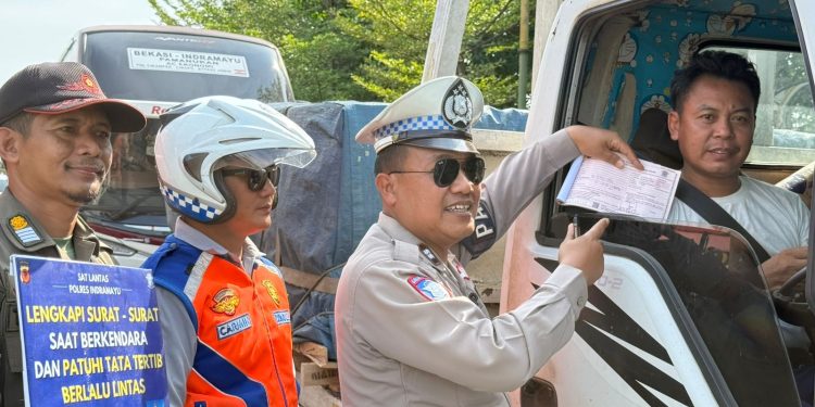 Satlantas Polres Indramayu Edukasi Keselamatan Berkendara di Operasi Patuh Lodaya 2025