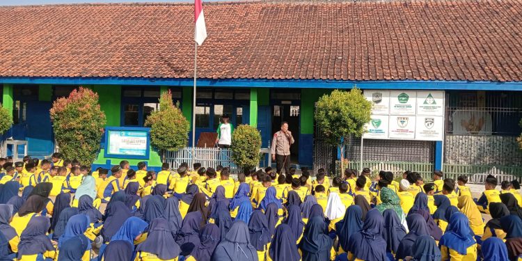Polsek Sindang Indramayu Beri Penyuluhan Anti-Bullying dan Judi Online kepada Pelajar MI Mathlaul Anwar