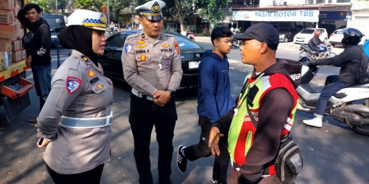 Ditlantas Polda Jabar Tertibkan Parkir Liar dan Beri Edukasi di Operasi Patuh Lodaya 2025