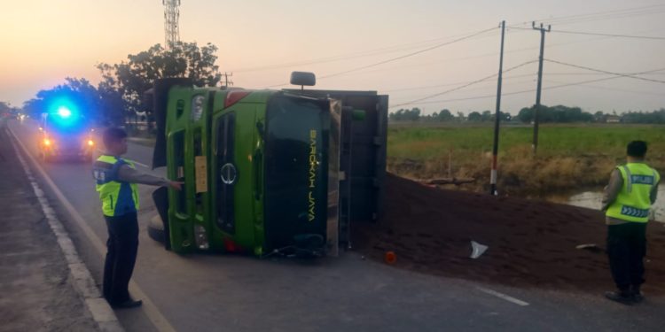 Polisi Indramayu Tangani Cepat Kecelakaan Truk Tronton di Kandanghaur