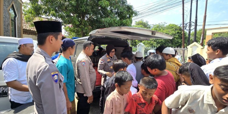 Jumat Berkah, Polisi Bagikan Ratusan Nasi Kotak di Masjid Madania