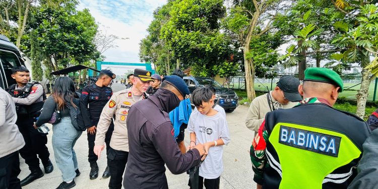Polisi Amankan Miras dan Kembang Api di Pintu Masuk Utara Saat Pengamanan Piala Presiden 2025 di Stadion Si Jalak Harupat
