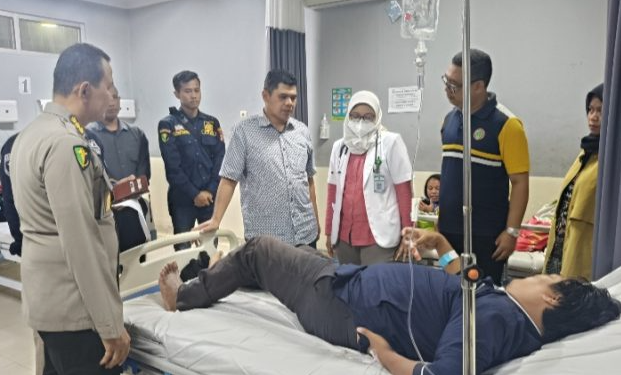 Kabid Humas Polda Jabar Jenguk Korban Insiden Pesta Rakyat Garut, Pastikan Perawatan Maksimal
