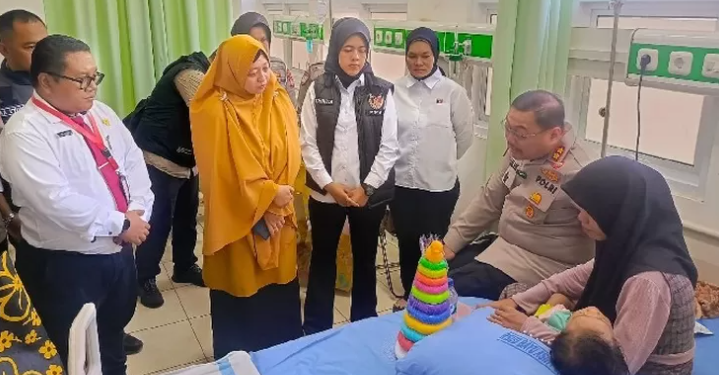 Polwan Polres Purwakarta Berikan Trauma Healing pada Bocah Korban Kekerasan Ayah Kandung