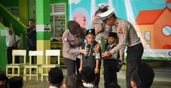 Satlantas Polres Karawang Edukasi Keselamatan Berlalu Lintas di MI Al-I’anah, Sukseskan Ops Patuh Lodaya 2025