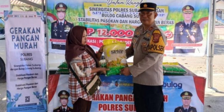 Polsek Pagaden Subang Gelar Gerakan Pangan Murah, Antar Beras Langsung ke Rumah Warga