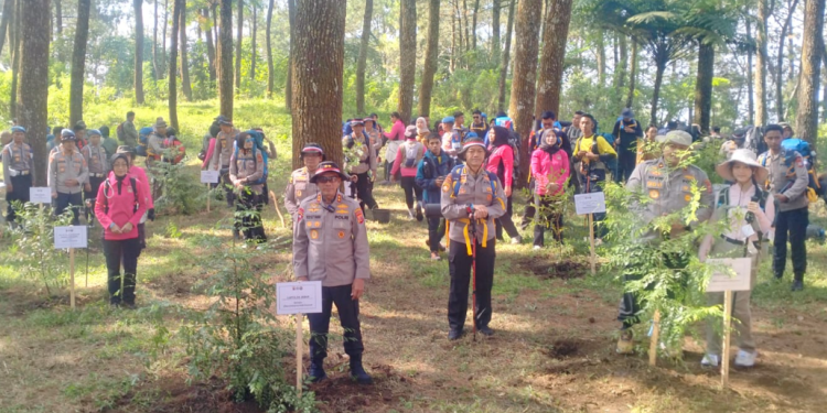 Kapolda Jabar Pimpin Penanaman 500 Pohon Endemik di Gunung Ciremai