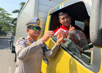 Satlantas Polres Indramayu Bagikan Bendera Merah Putih Kepada Pengguna Jalan