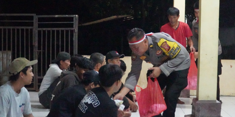 Polres Bogor Salurkan Bantuan dan Pelayanan Kesehatan untuk Korban Banjir Ranca Bungur