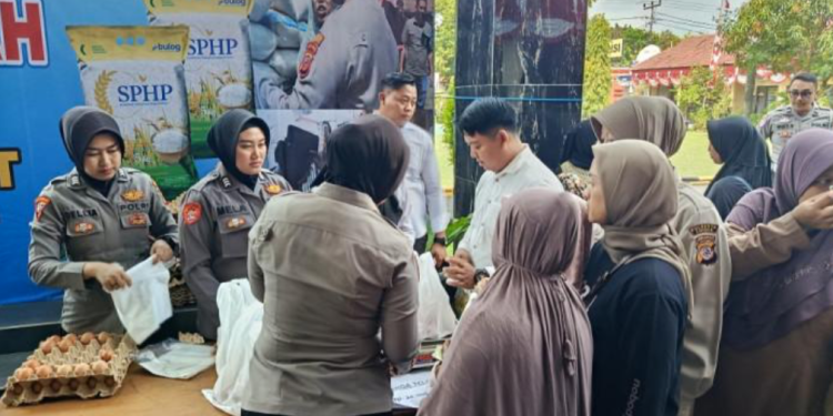 Antusiasme Warga Cirebon Padati Gerakan Pangan Murah di Mapolresta