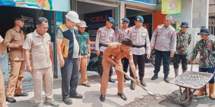 Brimob Polda Jabar Sinergi dengan Pemkab Sumedang Perbaiki Jalan Berlubang