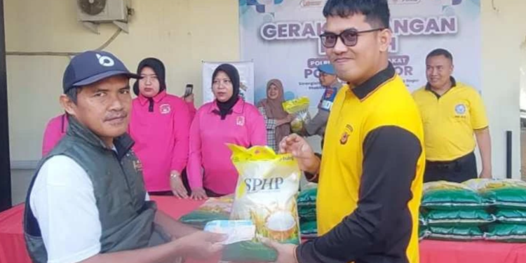 Polsek Gunung Putri Gelar Gerakan Pangan Murah, Ratusan Bungkus Beras Ludes dalam Sejam