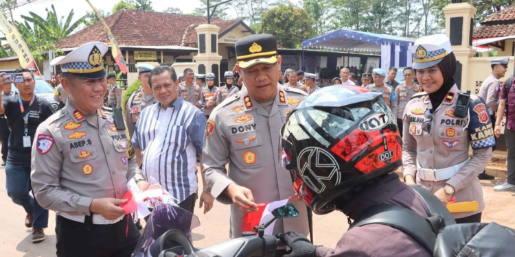 Sambut HUT ke-80 RI, Polres Subang Bagikan Bendera Merah Putih ke Pengendara dan Masyarakat