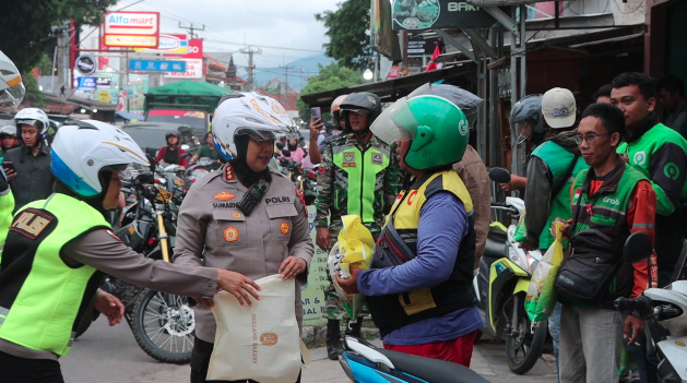 HUT Polwan ke-77, Polresta Cirebon Salurkan Bantuan untuk Masyarakat yang Membutuhkan