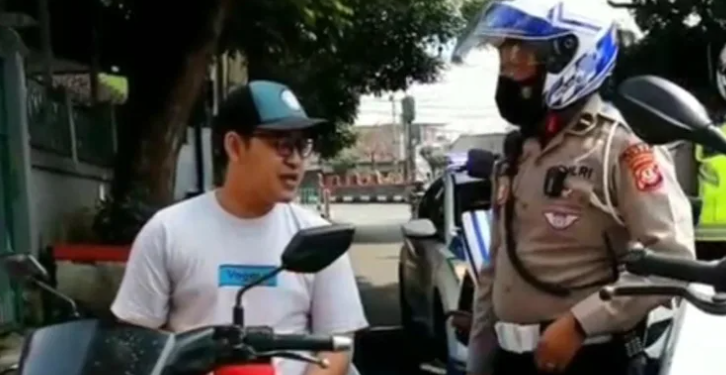 Polres Cimahi Berlakukan Sistem Satu Arah di Jalur Cimareme-Batujajar untuk Urai Kemacetan