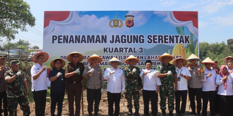 Polres Garut Gelar Penanaman Jagung Serentak di Pesantren, Dukung Swasembada Pangan Nasional