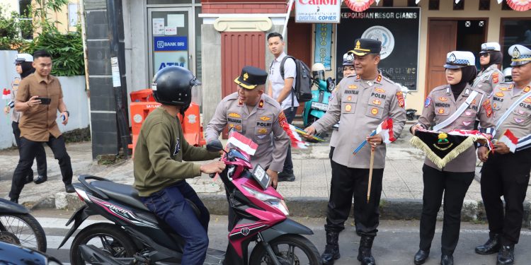 Polres Ciamis Bagikan Ratusan Bendera Merah Putih, Semarakkan HUT RI ke-78 dan Bangkitkan Semangat Nasionalisme