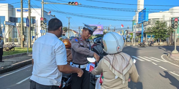 Polres Banjar Semarakkan HUT RI ke-78 dengan “Polantas Menyapa”, Bagikan Bendera dan Sosialisasi Tertib Lalu Lintas