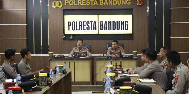 Kapolresta Bandung Beri Arahan Tegas dan Komprehensif kepada Personel Baru: Fokus Keamanan, Integritas, dan Adaptasi Digital