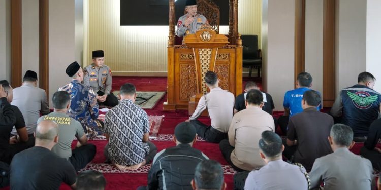 Polda Jabar Gelar Sholat Ghoib dan Doa Bersama untuk Almarhum Affan Ojol di Masjid Al Amman